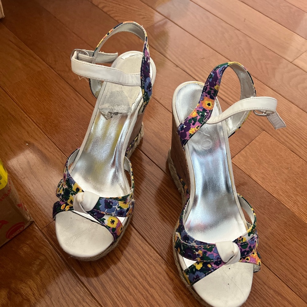 XOXO Floral Taka Wedge Sandals size 7